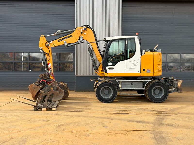 2018 Liebherr A910 wheel excavator, side profile view 2018 Liebherr A910 wheel excavator, side profile view