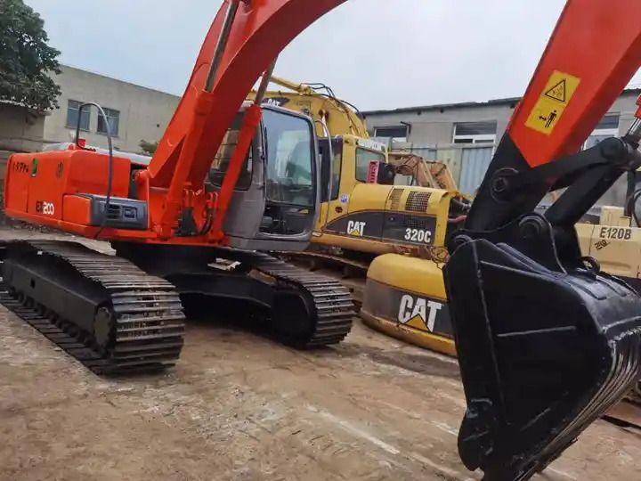 Hitachi EX200 crawler excavator, side view
