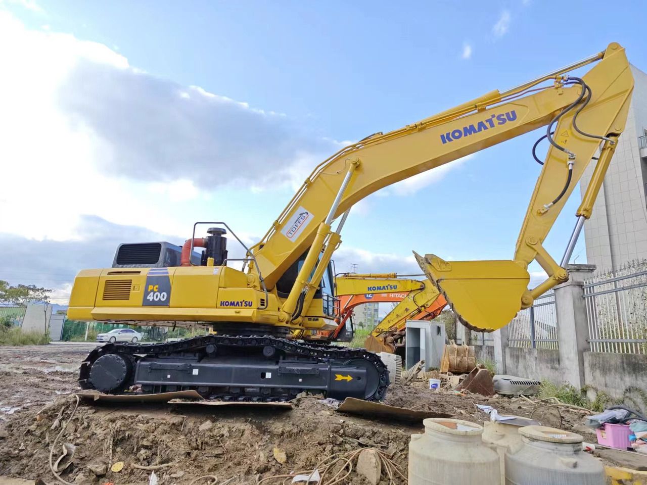 Komatsu PC400-8 crawler excavator, side view Komatsu PC400-8 crawler excavator, side view