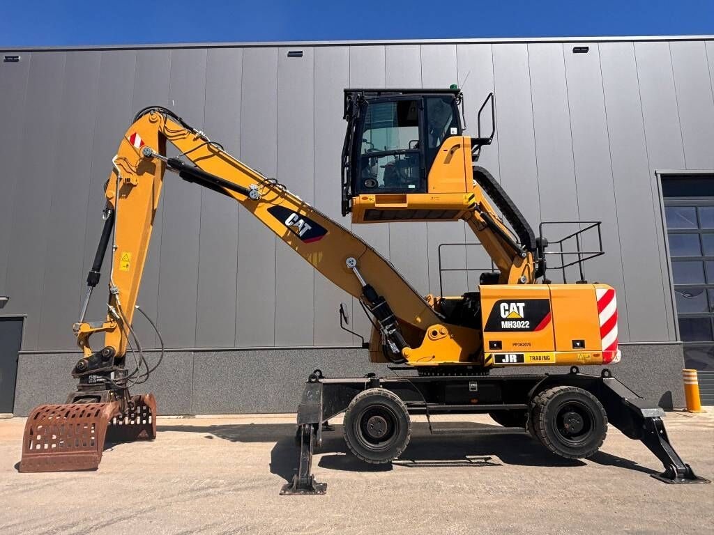 2017 Caterpillar MH3022 material handler side view 2017 Caterpillar MH3022 material handler side view