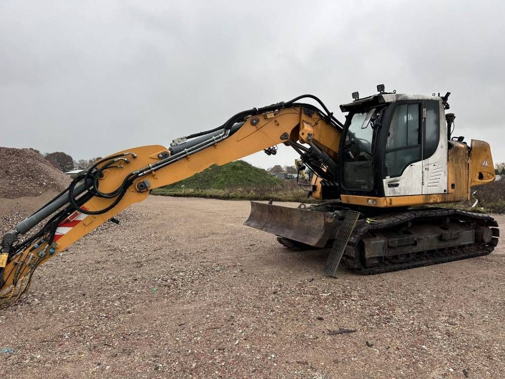 2016 Liebherr R914COMPACT crawler excavator side view 2016 Liebherr R914COMPACT crawler excavator side view
