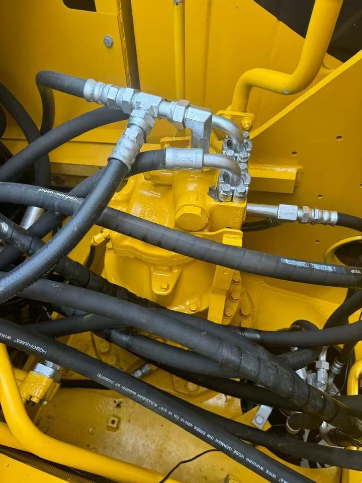 2020 Komatsu PC220 Crawler Excavator hydraulic pump detail 2020 Komatsu PC220 Crawler Excavator hydraulic pump detail