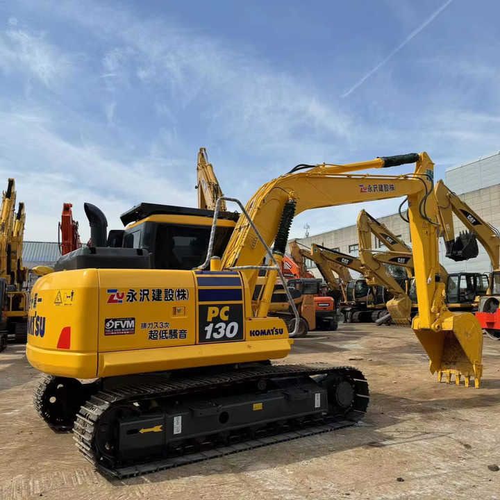 2018 Komatsu PC130 Raupenbagger, hintere Dreiviertelansicht 2018 Komatsu PC130 Raupenbagger, hintere Dreiviertelansicht