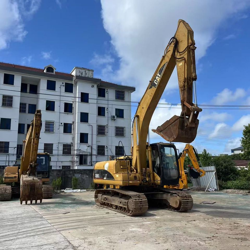 Pelle sur chenilles Caterpillar 320CL de 2017, vue de côté Pelle sur chenilles Caterpillar 320CL de 2017, vue de côté