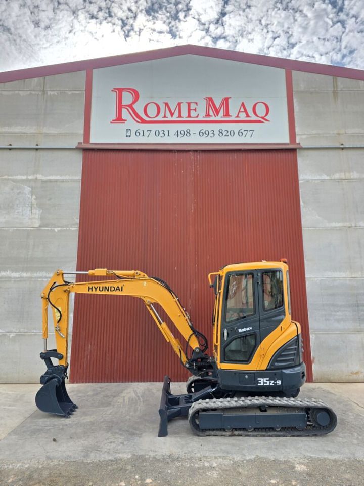 2018 Hyundai R35Z-9 mini excavator, side view 2018 Hyundai R35Z-9 mini excavator, side view