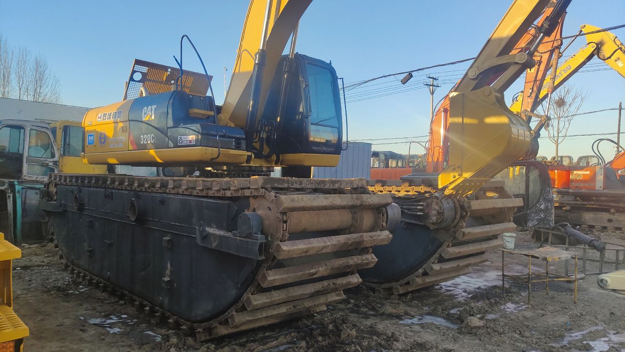 2019 Caterpillar 320C amphibious excavator, side view 2019 Caterpillar 320C amphibious excavator, side view