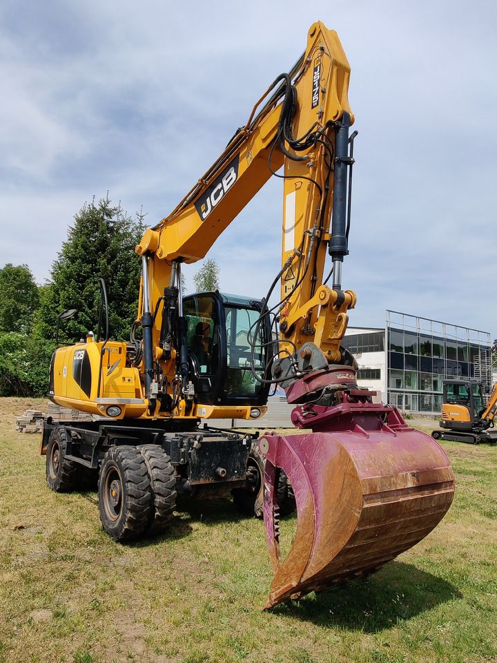 2012 JCB JS175W wheel excavator, front three-quarter view