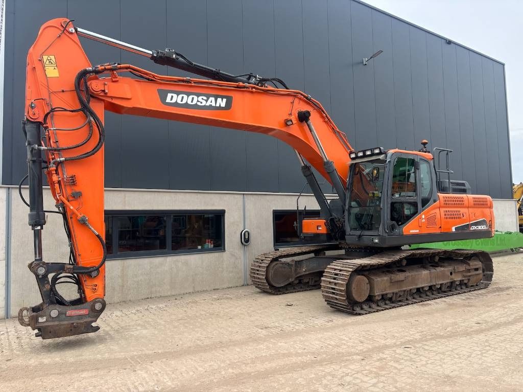 2017 Doosan DX300LC-5 crawler excavator side view 2017 Doosan DX300LC-5 crawler excavator side view