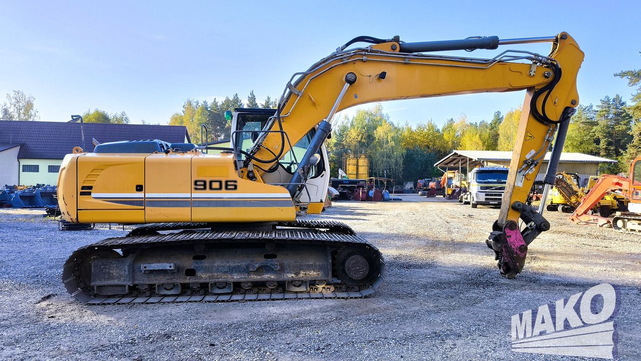 2014 Liebherr R906LC crawler excavator, side view 2014 Liebherr R906LC crawler excavator, side view