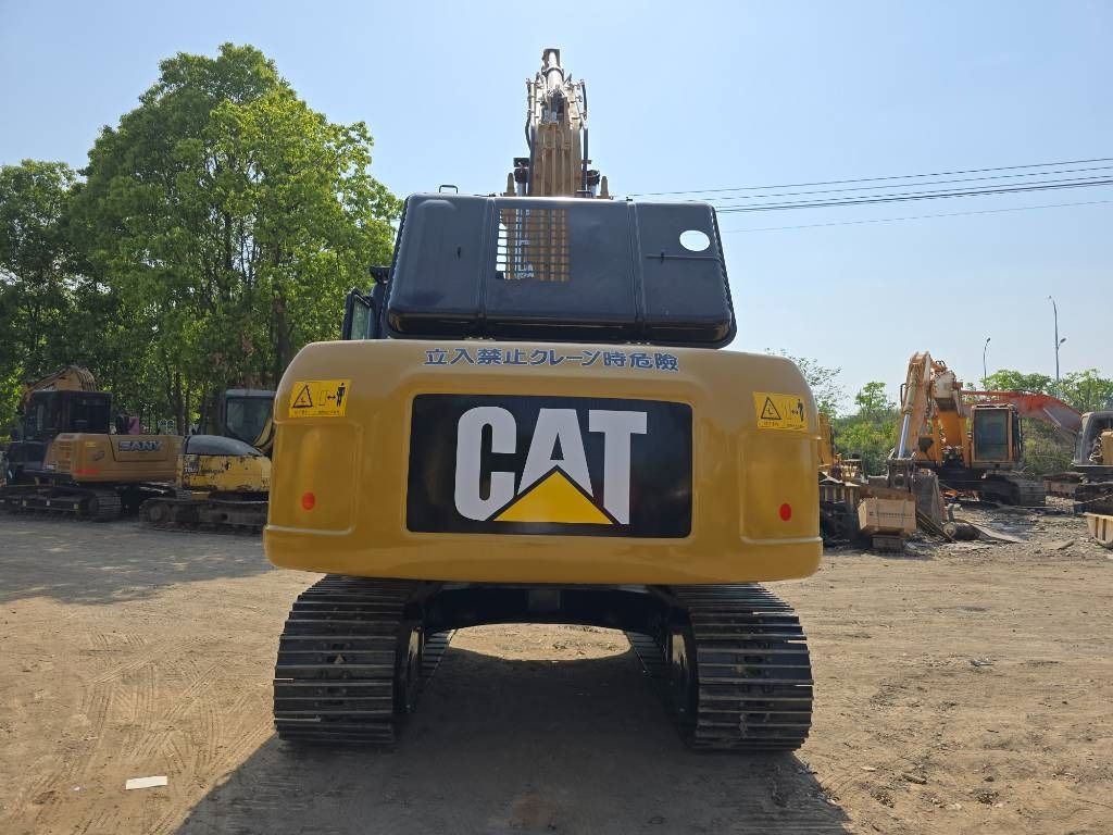 Мини-экскаватор 2023 Caterpillar 320D2, вид сзади Мини-экскаватор 2023 Caterpillar 320D2, вид сзади
