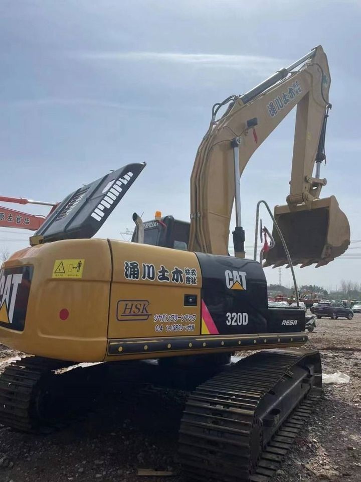 Escavatore cingolato Caterpillar 320D del 2024, vista posteriore tre quarti Escavatore cingolato Caterpillar 320D del 2024, vista posteriore tre quarti