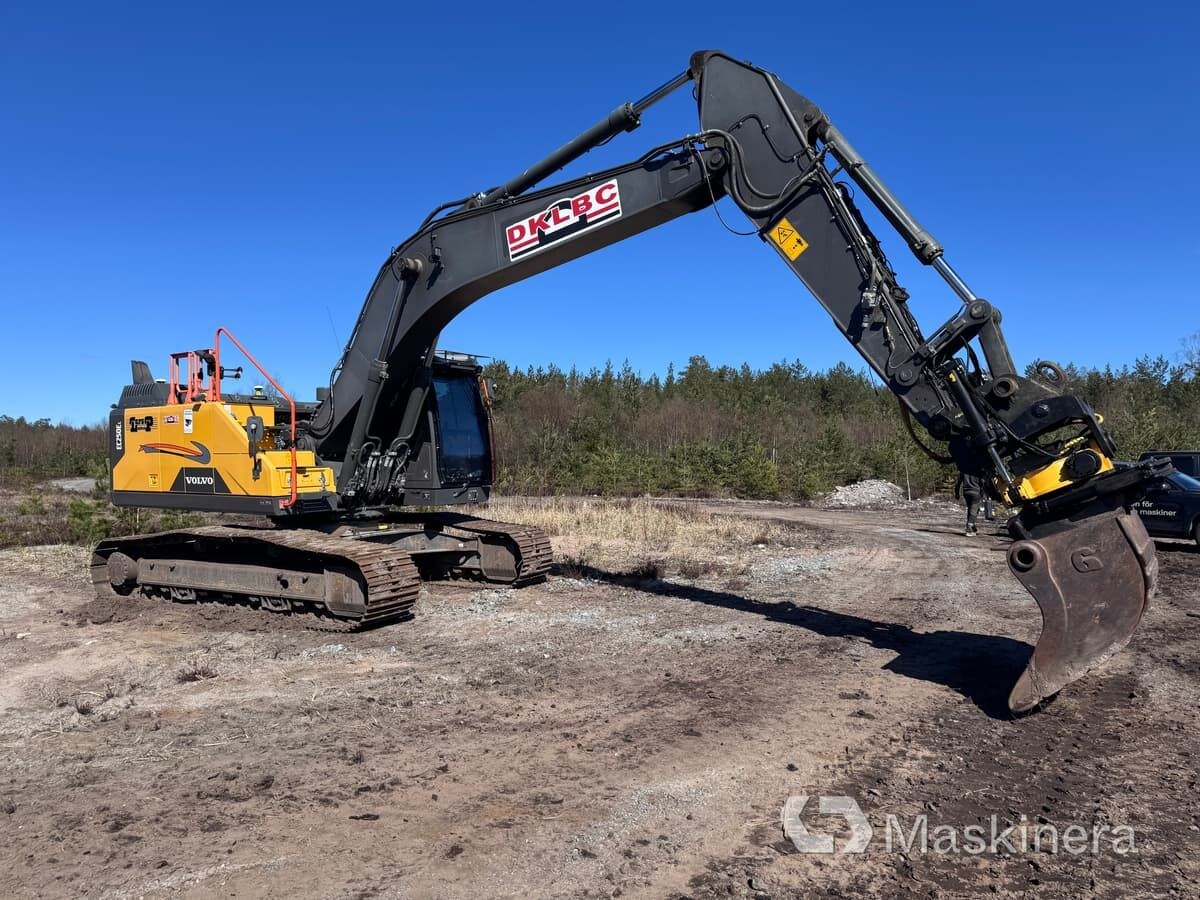 2018 Volvo EC250EL crawler excavator, side view 2018 Volvo EC250EL crawler excavator, side view