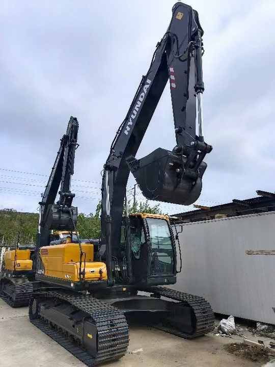 2018 Hyundai 225LVS crawler excavator, side view