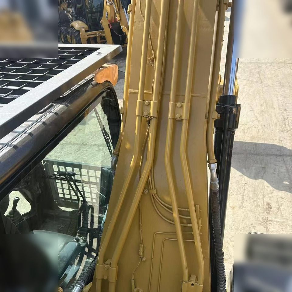 Escavatore cingolato Caterpillar 320D2 del 2016, vista cabina e braccio Escavatore cingolato Caterpillar 320D2 del 2016, vista cabina e braccio