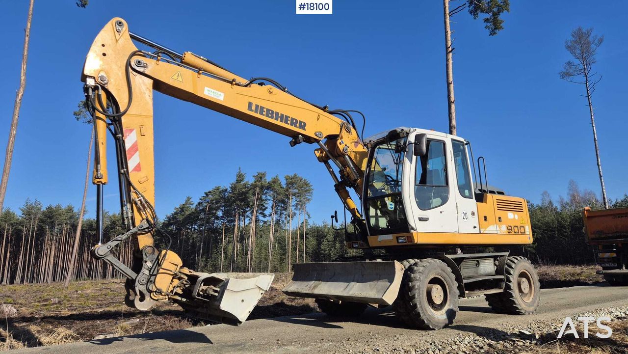 2007 Liebherr A900C wheel excavator, side profile view