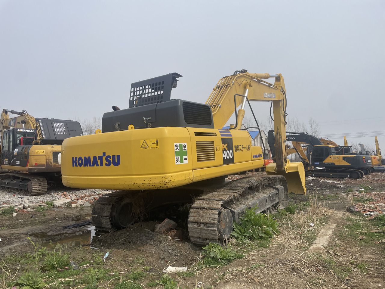 2024 Komatsu PC400-8 crawler excavator, rear three-quarter view 2024 Komatsu PC400-8 crawler excavator, rear three-quarter view