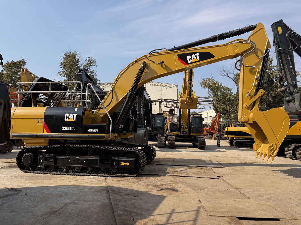 2025 Caterpillar 330D2L crawler excavator side view 2025 Caterpillar 330D2L crawler excavator side view