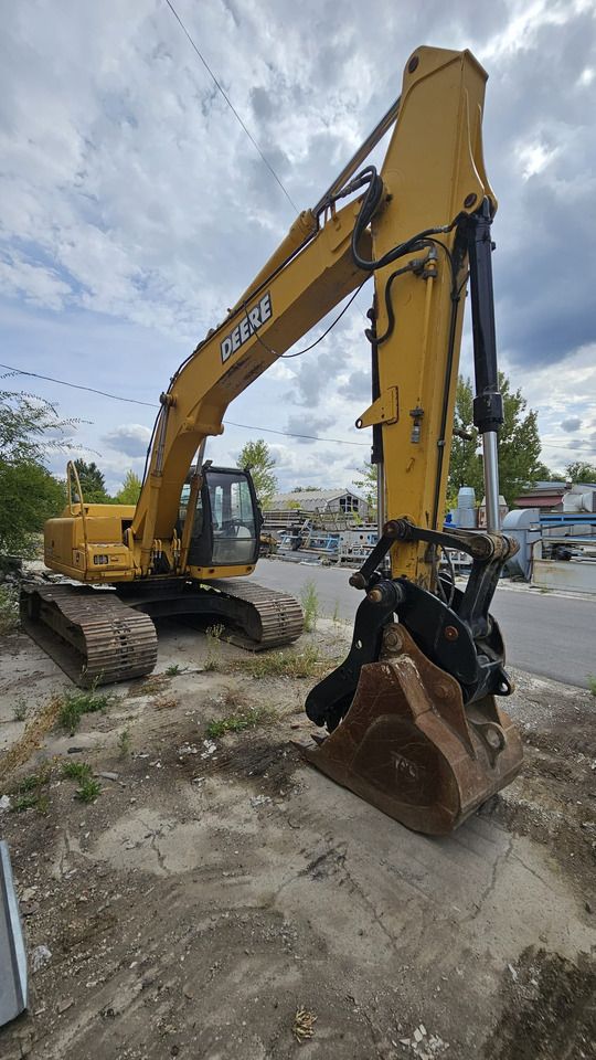 2005 John Deere 200C LC crawler excavator, front three-quarter view 2005 John Deere 200C LC crawler excavator, front three-quarter view