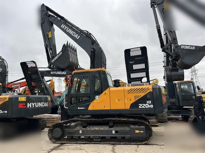 2022 Hyundai HX220HD crawler excavator side view