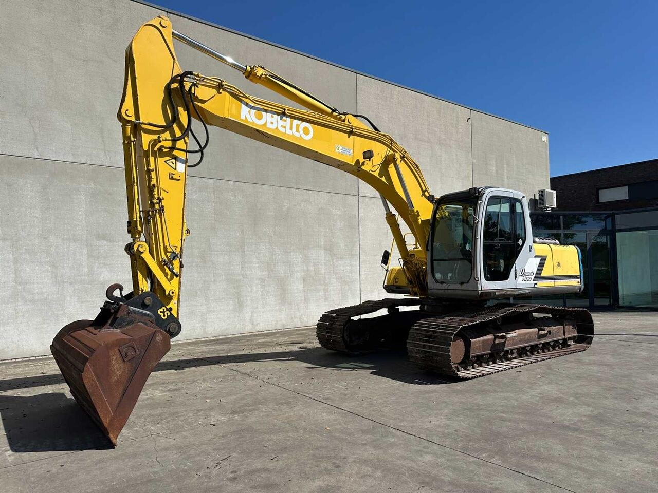 2000 Kobelco SK210LC-6 crawler excavator, side profile view 2000 Kobelco SK210LC-6 crawler excavator, side profile view