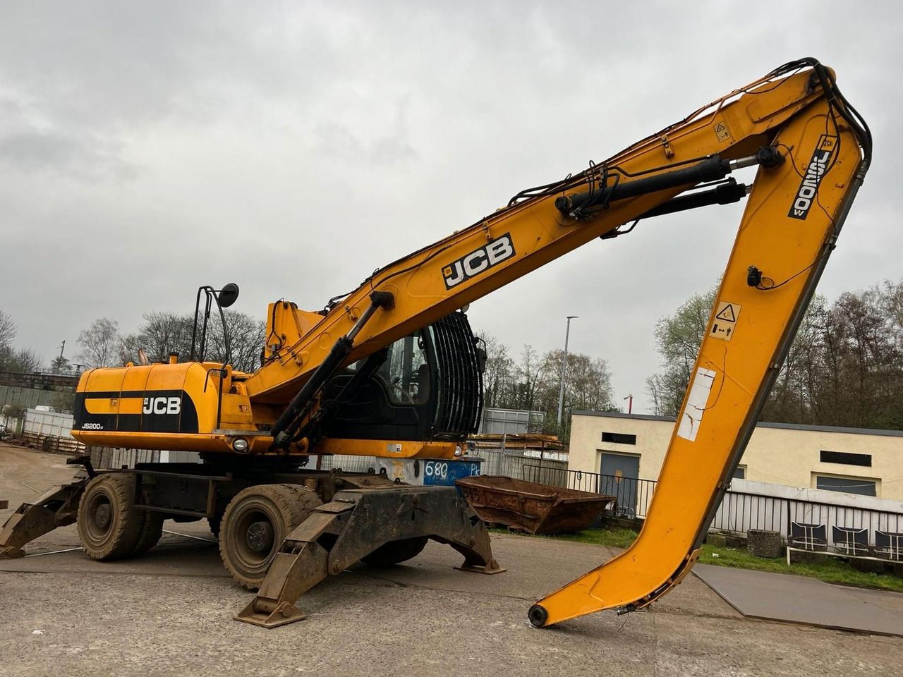 2011 JCB JS200W wheel excavator side view 2011 JCB JS200W wheel excavator side view