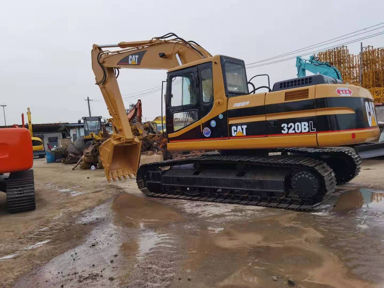 2012 Caterpillar 320BL crawler excavator, side view 2012 Caterpillar 320BL crawler excavator, side view