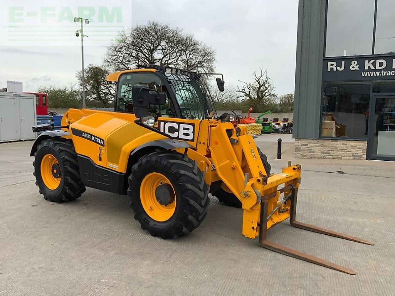 2022 JCB 542-70 Agri Xtra telehandler, front three-quarter view 2022 JCB 542-70 Agri Xtra telehandler, front three-quarter view