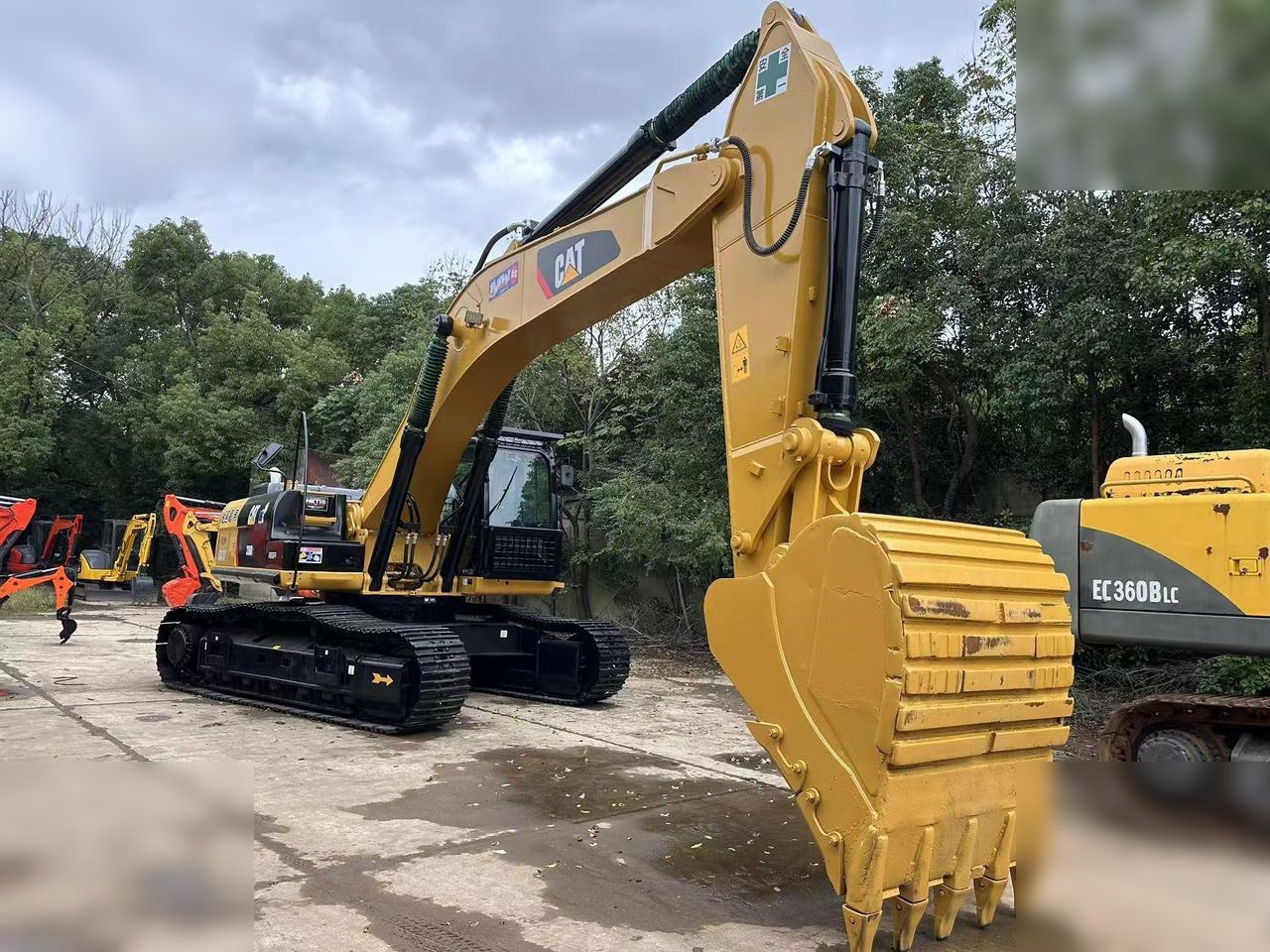 2023 Caterpillar 336D2 crawler excavator, side view 2023 Caterpillar 336D2 crawler excavator, side view
