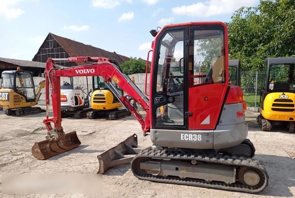 2013 Volvo ECR38 mini excavator side view 2013 Volvo ECR38 mini excavator side view