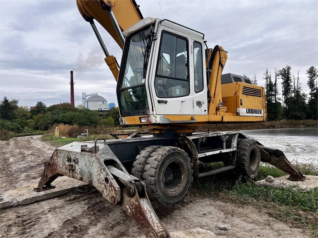 2003 Liebherr 934 material handler, front three-quarter view 2003 Liebherr 934 material handler, front three-quarter view
