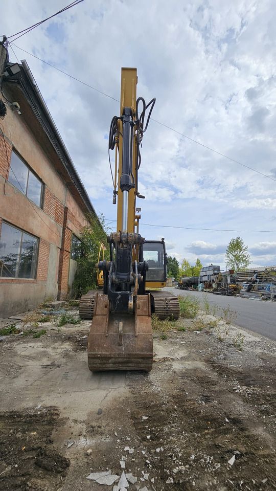 2005 John Deere 200C LC crawler excavator, front view 2005 John Deere 200C LC crawler excavator, front view