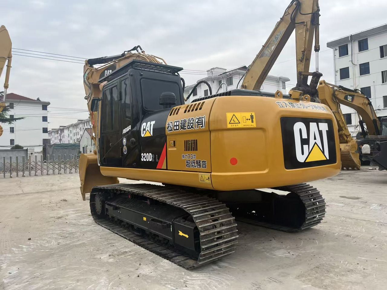 2022 Caterpillar 320D2L paletli ekskavatör, arka üç çeyrek görünüm 2022 Caterpillar 320D2L paletli ekskavatör, arka üç çeyrek görünüm