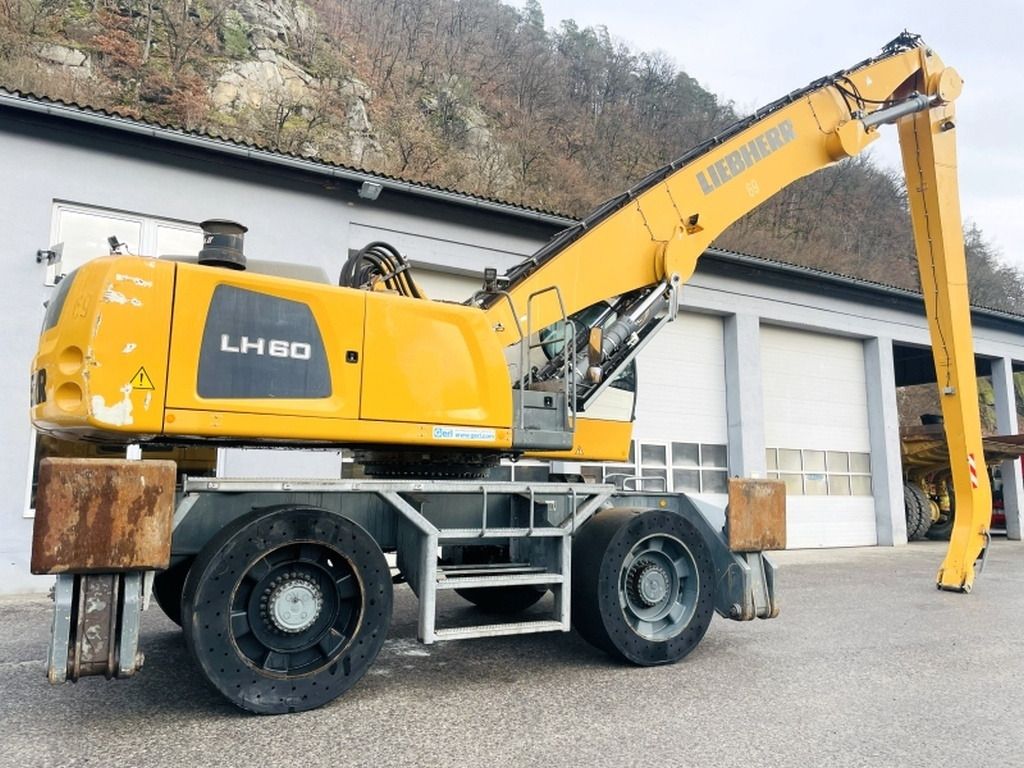 2017 Liebherr LH60 M LITRONIC material handler, side view 2017 Liebherr LH60 M LITRONIC material handler, side view