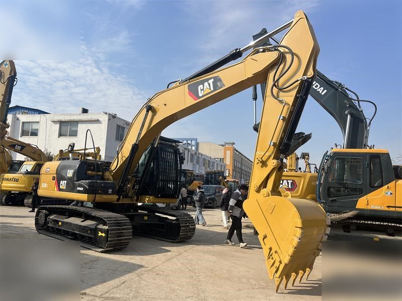 2020 Caterpillar 323D2L crawler excavator, side view 2020 Caterpillar 323D2L crawler excavator, side view