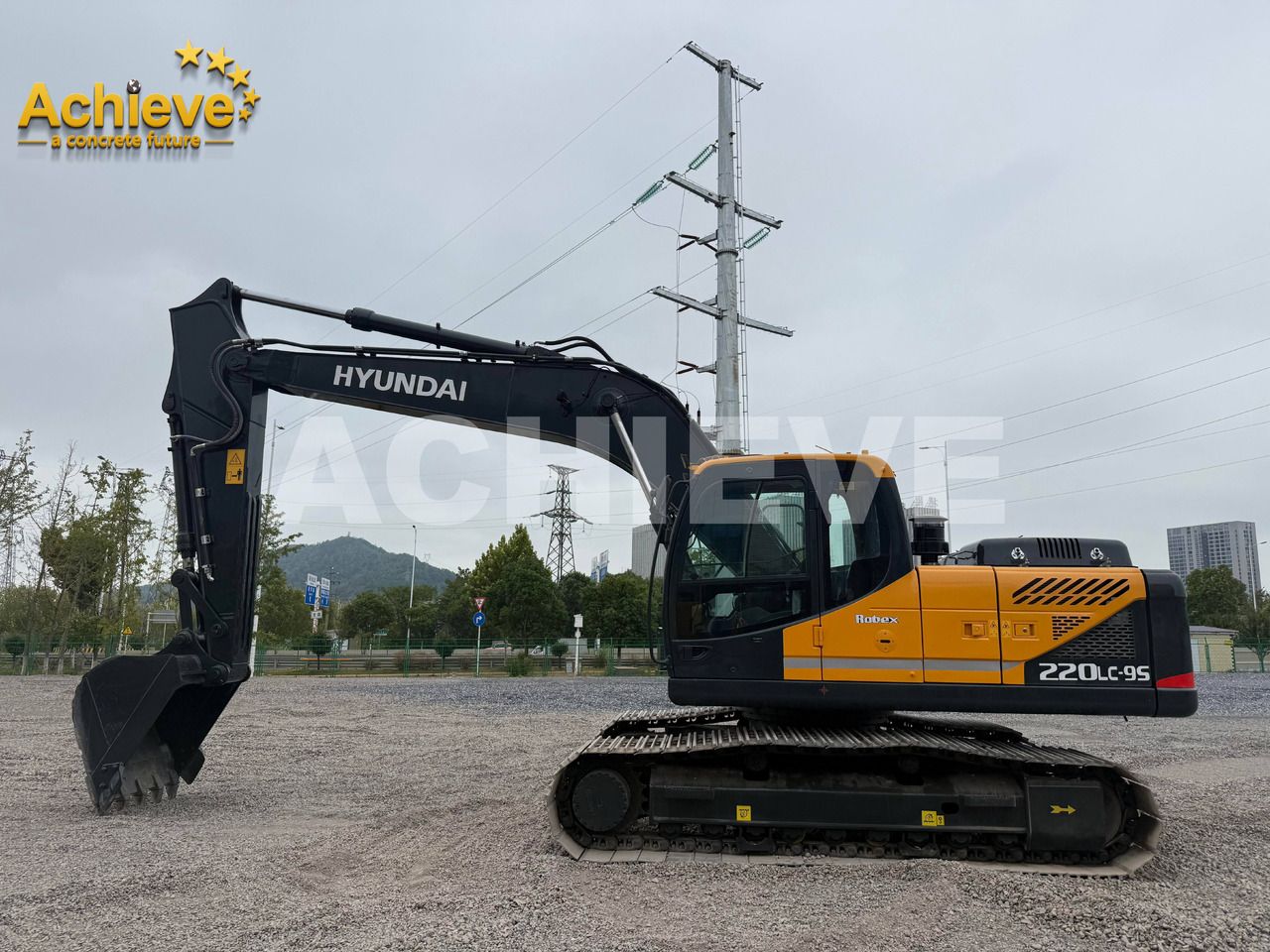 2025 Hyundai 220LC-9S crawler excavator, side view 2025 Hyundai 220LC-9S crawler excavator, side view