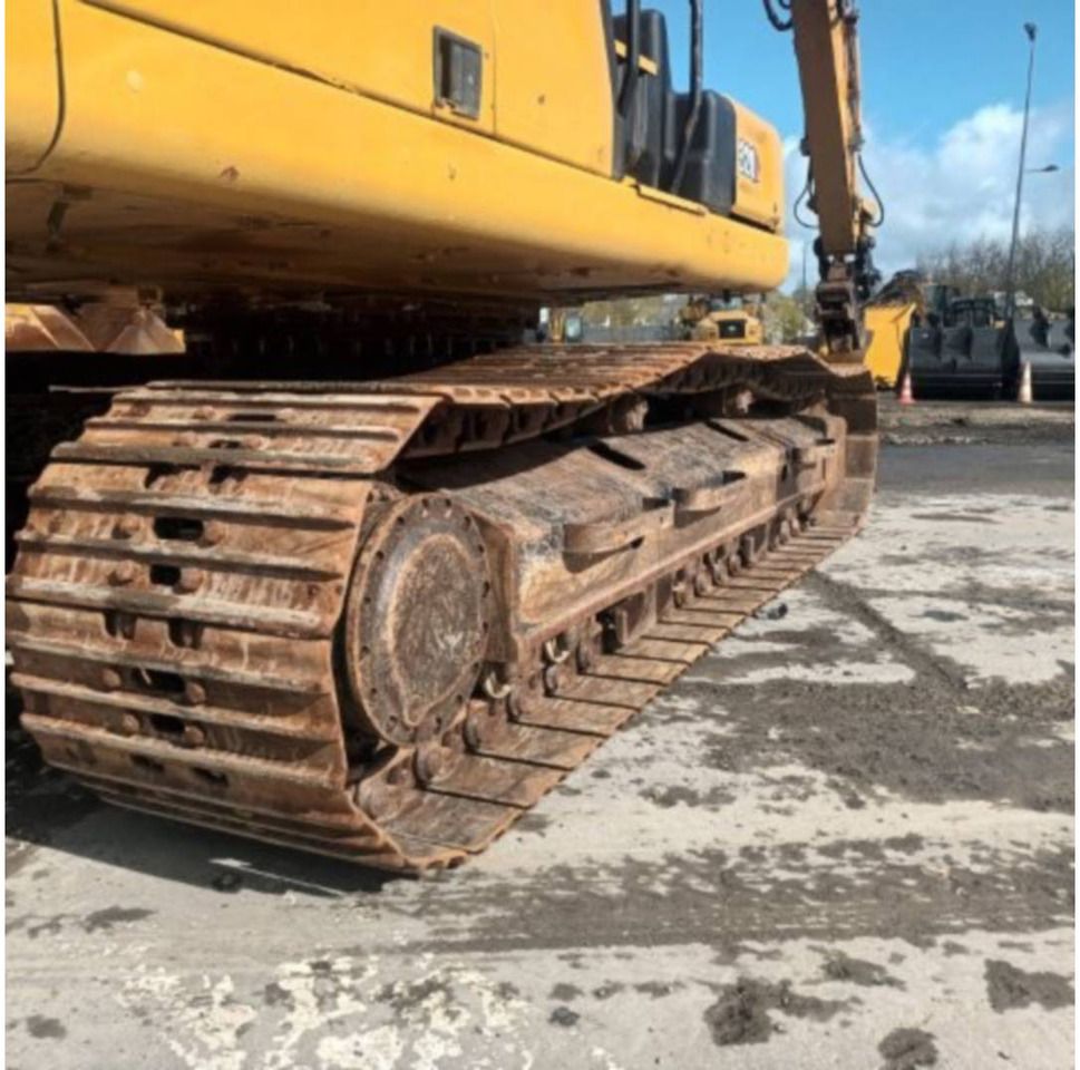 2020 Caterpillar 320 crawler excavator side view of tracks