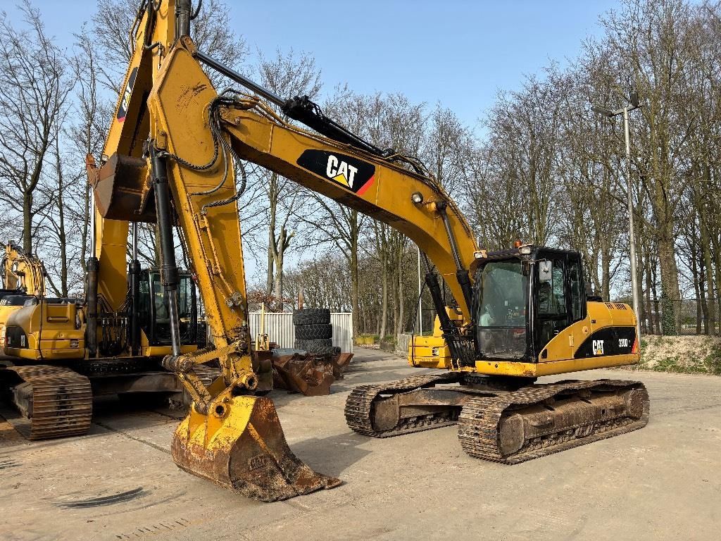 Escavatore cingolato Caterpillar 320DL del 2009, vista laterale Escavatore cingolato Caterpillar 320DL del 2009, vista laterale