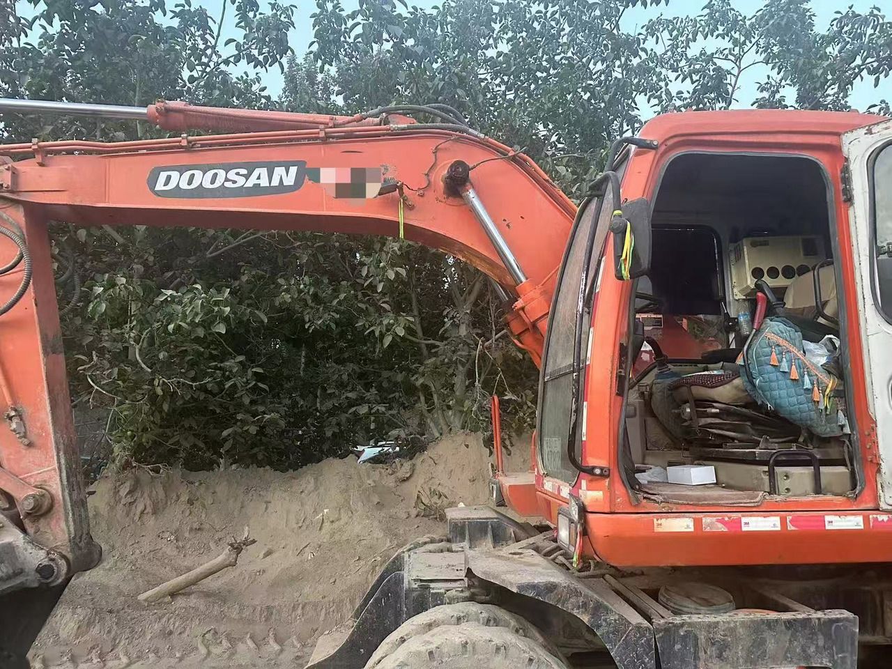 2016 Doosan DH150W-7 wheel excavator cab and boom view 2016 Doosan DH150W-7 wheel excavator cab and boom view