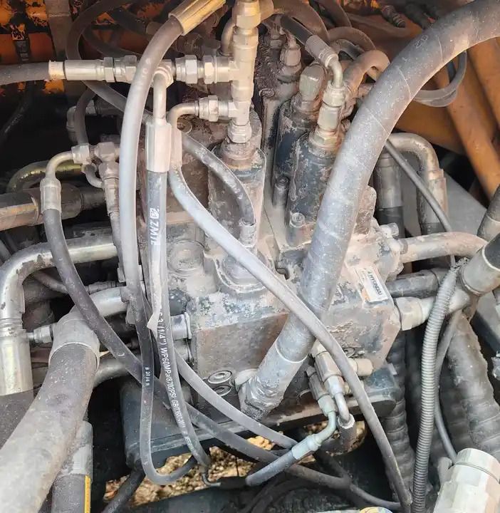 2018 Hyundai R305LC-9T crawler excavator hydraulic control valve detail 2018 Hyundai R305LC-9T crawler excavator hydraulic control valve detail