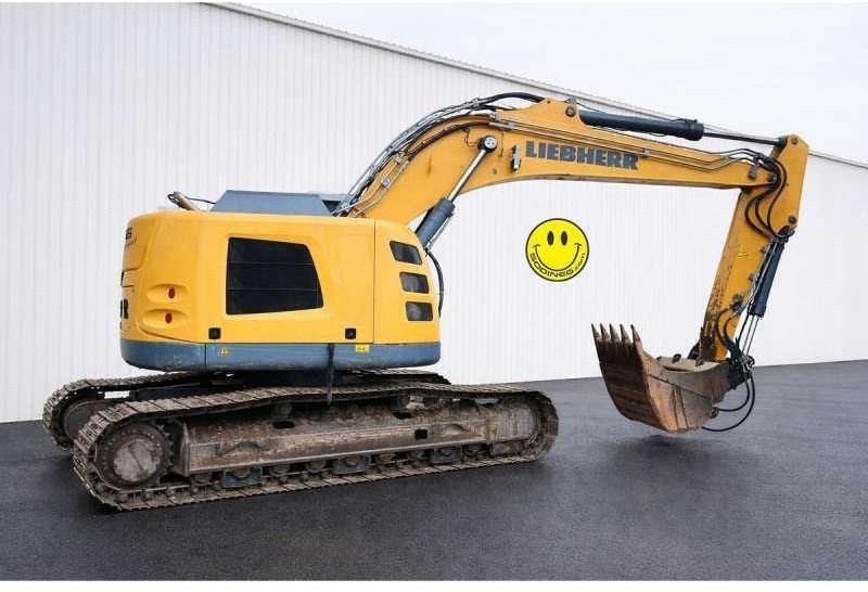 2015 Liebherr R926 Compact LC crawler excavator side view 2015 Liebherr R926 Compact LC crawler excavator side view