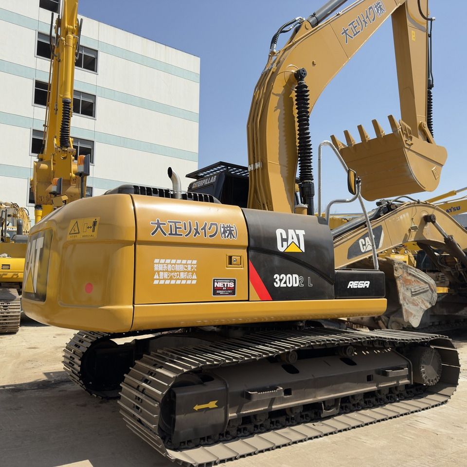 Escavadora de rastos Caterpillar 320D2L, vista traseira a três quartos Escavadora de rastos Caterpillar 320D2L, vista traseira a três quartos