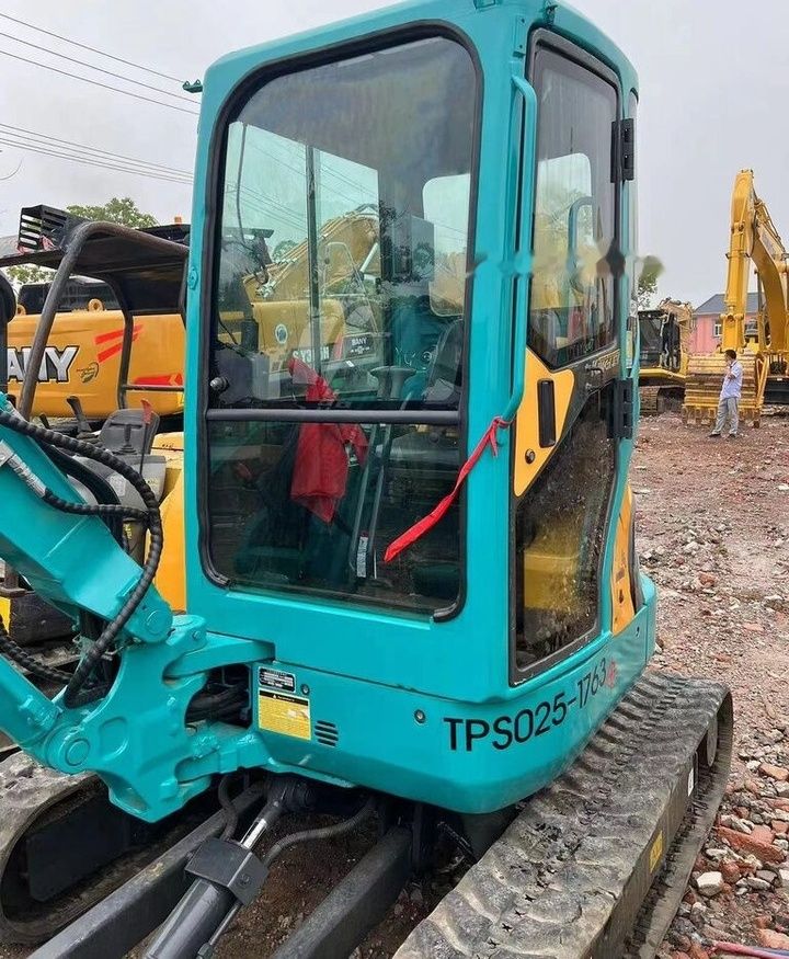Kubota KX135 mini excavator, side view of the cab Kubota KX135 mini excavator, side view of the cab