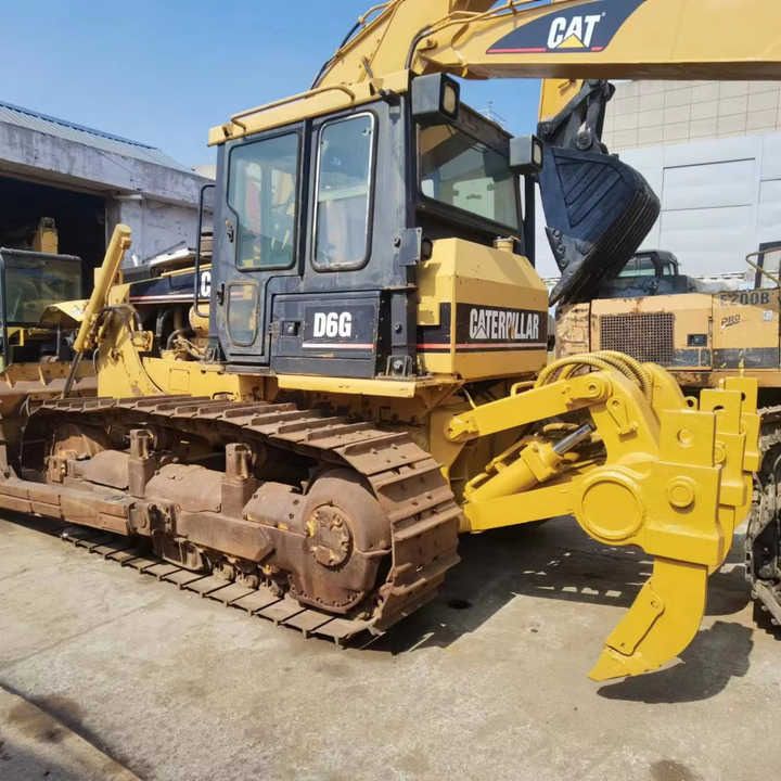 Caterpillar D6G crawler dozer, side view Caterpillar D6G crawler dozer, side view