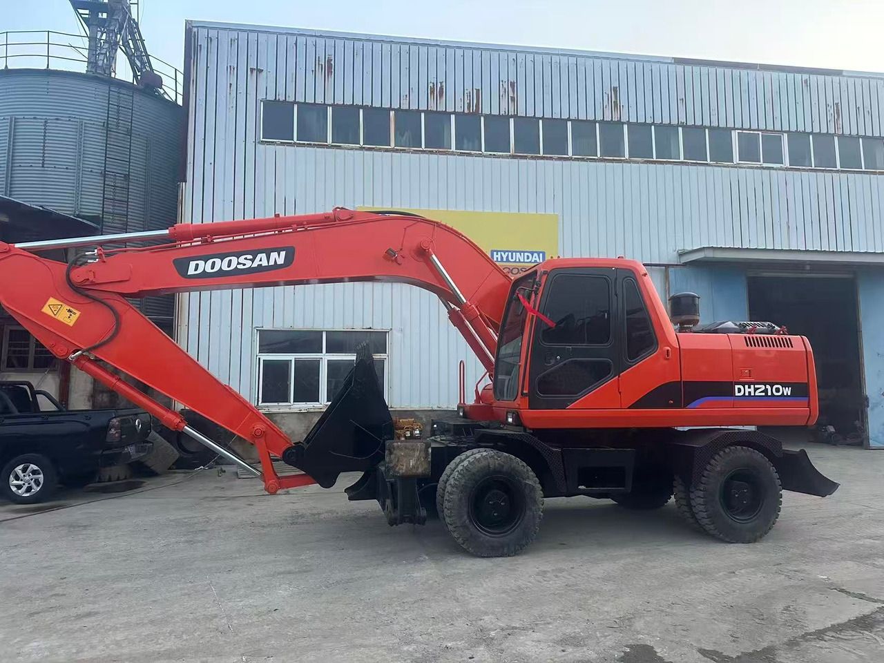 2018 Doosan DH210W wheel excavator, side view 2018 Doosan DH210W wheel excavator, side view