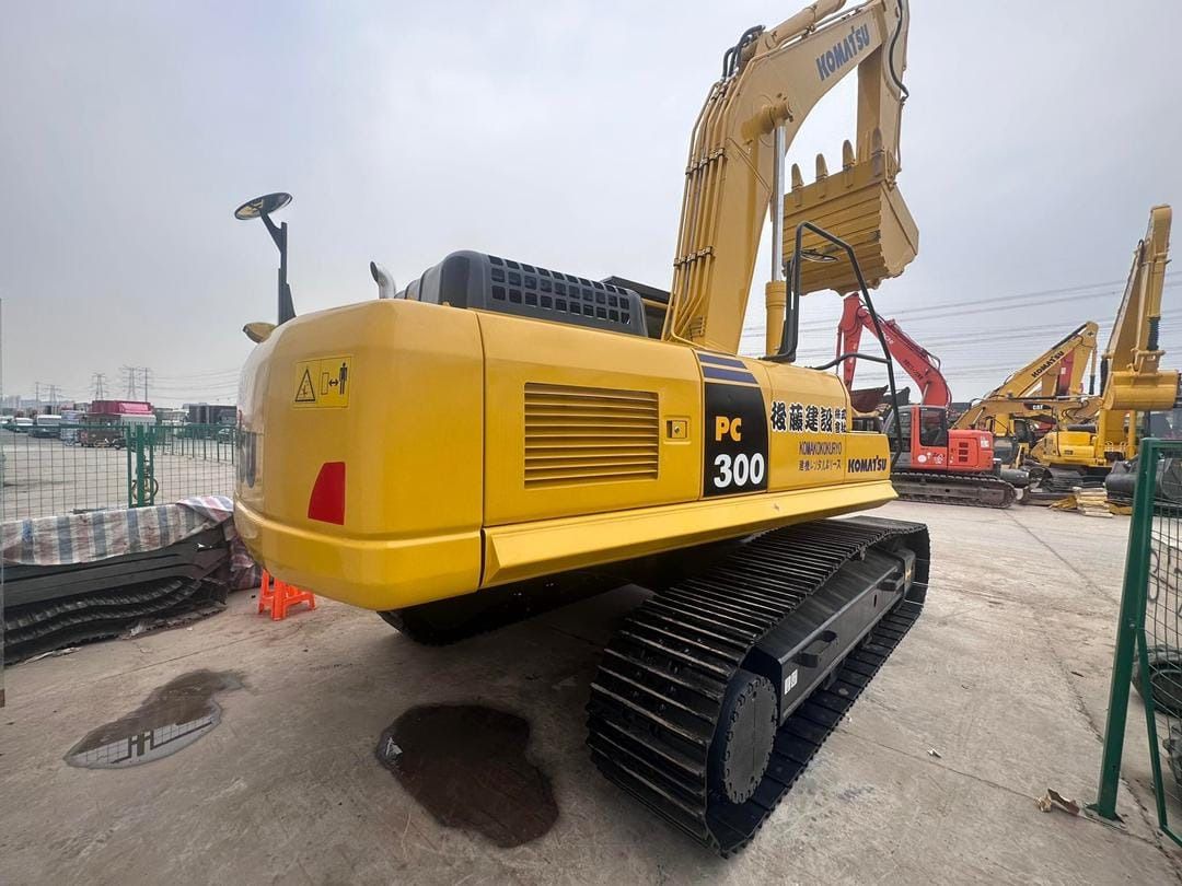 2020 Komatsu PC300-8 crawler excavator rear three-quarter view 2020 Komatsu PC300-8 crawler excavator rear three-quarter view