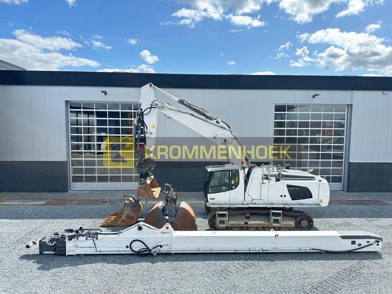 2018 Liebherr R946LC excavator side view with telescopic arm