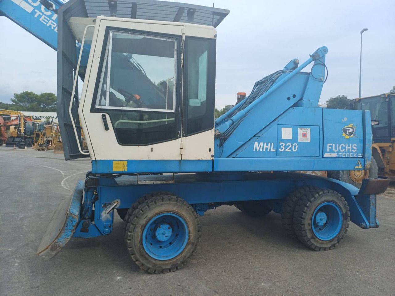 2003 Fuchs MHL320 wheel excavator, side view 2003 Fuchs MHL320 wheel excavator, side view