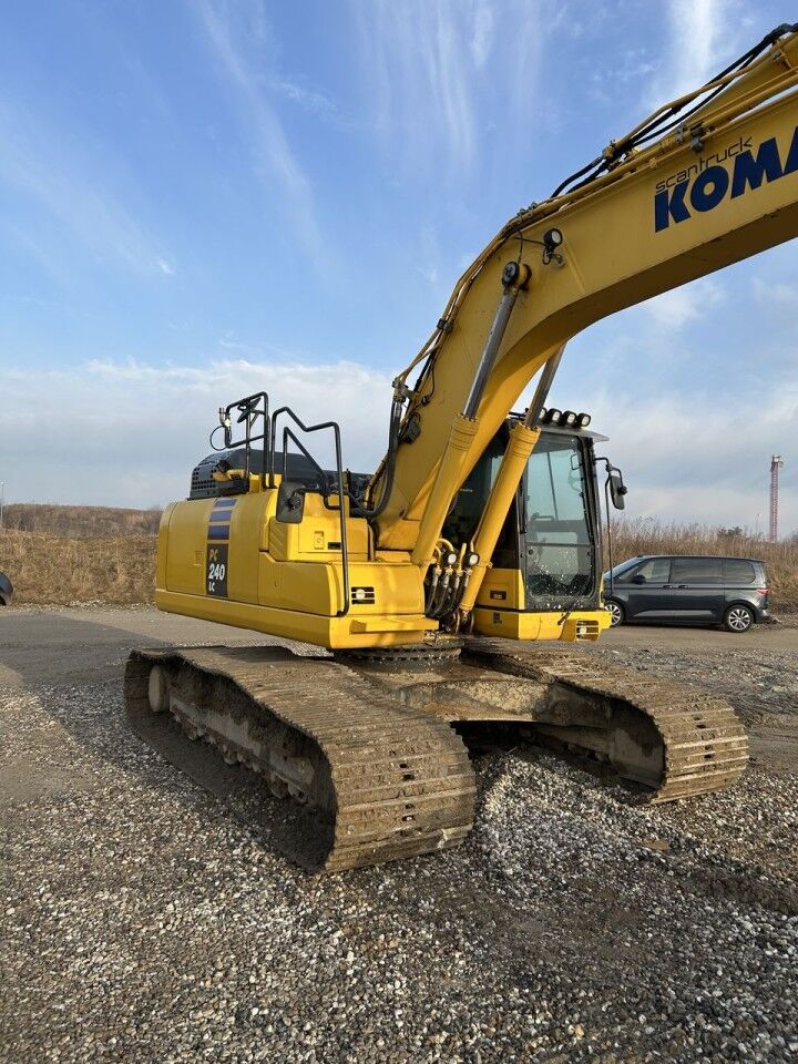 2021 Komatsu PC240LC-11 crawler excavator, side view 2021 Komatsu PC240LC-11 crawler excavator, side view