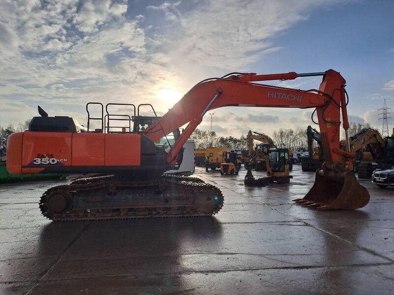 2018 Hitachi ZX350LCN-6 crawler excavator, side profile view 2018 Hitachi ZX350LCN-6 crawler excavator, side profile view