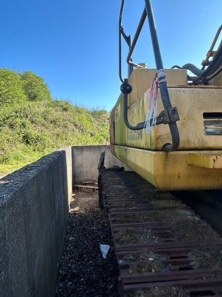 2006 Komatsu PC210LC-8 crawler excavator side view 2006 Komatsu PC210LC-8 crawler excavator side view